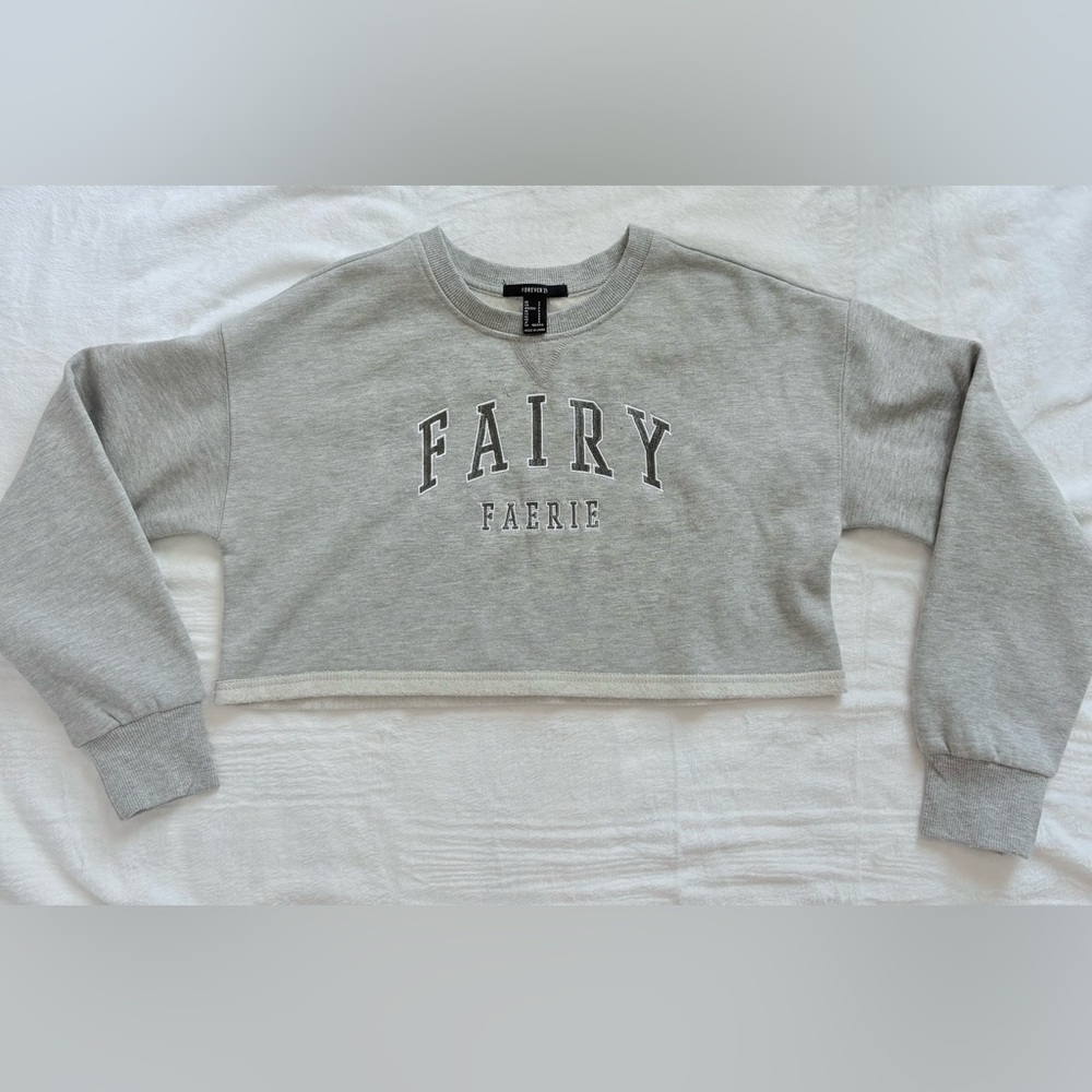 Light Gray 'FAIRY FAERIE' Cropped Sweatshirt